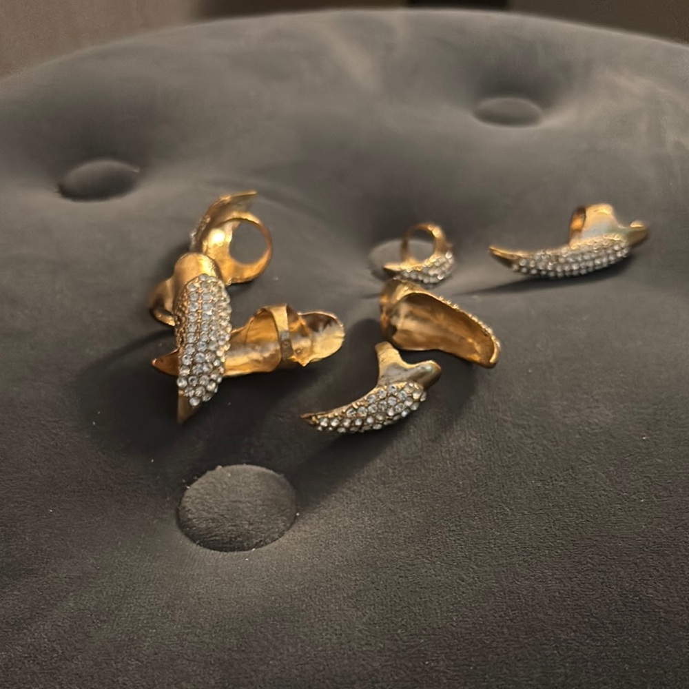 Gold Claw like Design Ring Set with Sparkling Stones
